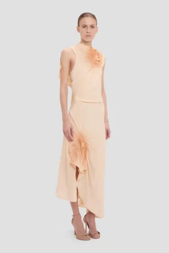 Gesmoktes Kleid in Sandstein