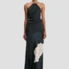 Ketten-Halterkleid mit dunkelblauem Blumenmuster
