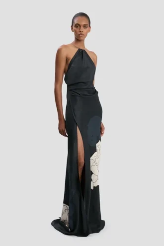 Ketten-Halterkleid mit dunkelblauem Blumenmuster