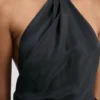 Ketten-Halterkleid mit dunkelblauem Blumenmuster