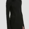 Midi-Kleid mit hohem Ausschnitt in Schwarz Midi-Kleid mit hohem Ausschnitt in Schwarz