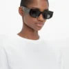 Sonnenbrille mit Monogramm-Detail in Schwarz Sonnenbrille mit Monogramm-Detail in Schwarz