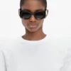 Sonnenbrille mit Monogramm-Detail in Schwarz Sonnenbrille mit Monogramm-Detail in Schwarz