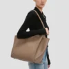 The Victoria-Tasche aus taubengrauem Leder